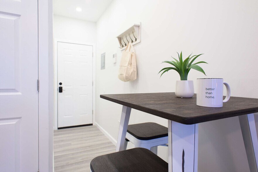 Building Photo - 240e E 75th St