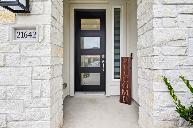 Building Photo - 21642 Laggan Clf Ln