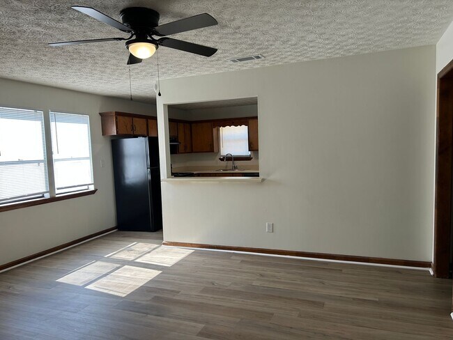 Building Photo - 120/122 Deer Creek Dr