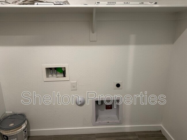 Building Photo - 16562 W Charlotte Dr