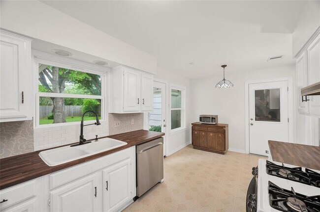 Building Photo - 9610 Bevlyn Dr