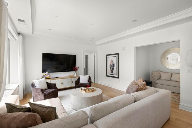 Building Photo - 250 Henley Pl