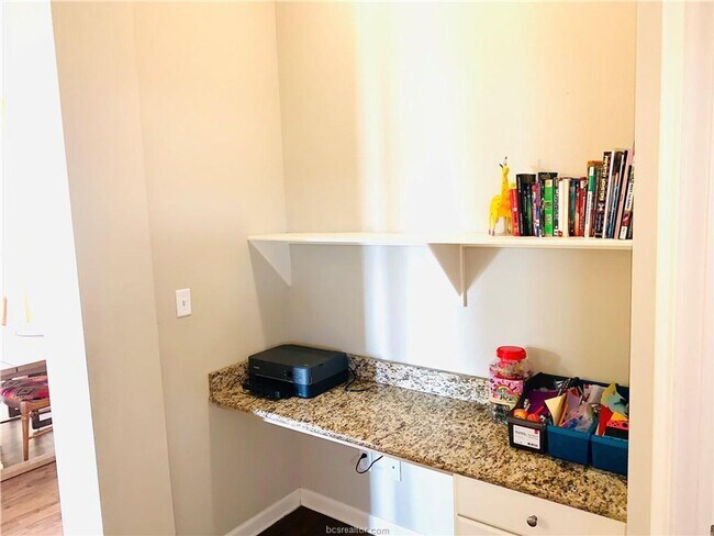 Building Photo - Available NOW! 3/2 in highly desirable Creek Meadows!!