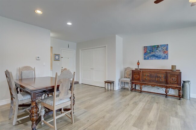 Building Photo - 1450 N Riverside Dr