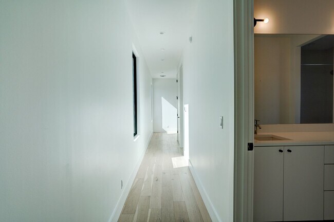 Building Photo - Spacious 3-Bedroom, 2.5-Bath Contemporary ...