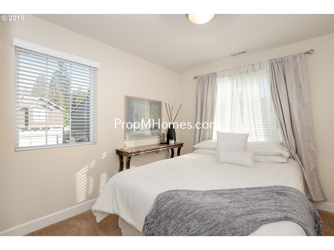 Building Photo - Charming Damascus Three Bedroom Townhome i...