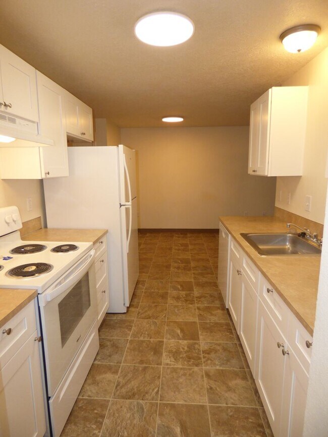 Building Photo - Rent Special: FREE September's Rent!! Second Floor 3 Bedroom apartment