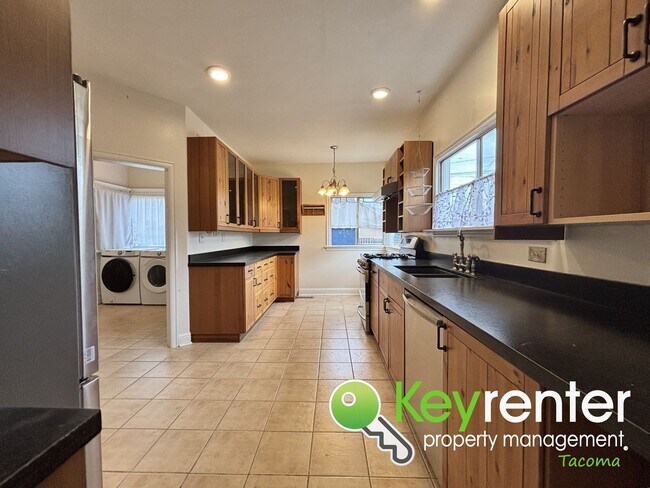 Building Photo - Unique 3-Bedroom Tacoma Home with Fenced Y...
