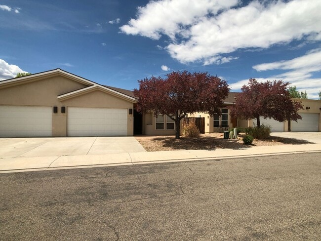 Building Photo - Well-Maintained 3-Bedroom Townhome with 2-Car Garage in Desirable Location!