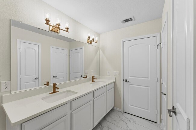 Building Photo - 1822 Calabasas Way