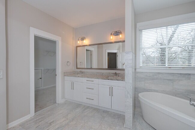 Building Photo - 2033 Cherokee Dr