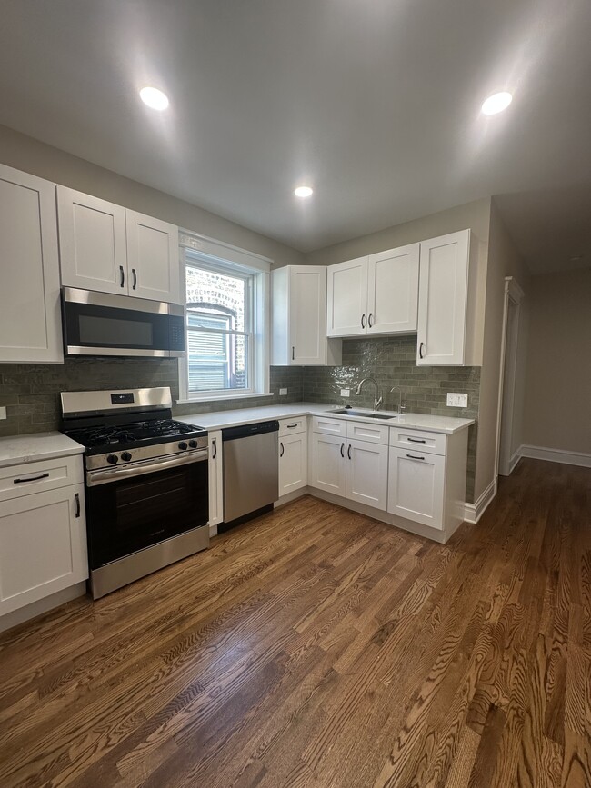 Building Photo - 4314 N Wolcott Ave
