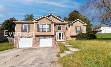 Building Photo - 4 Bed, 3 Bath Home with Garage / Pet-Friendly / Available Now!