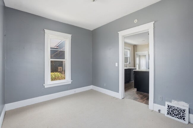 Building Photo - 1405 7th Ave