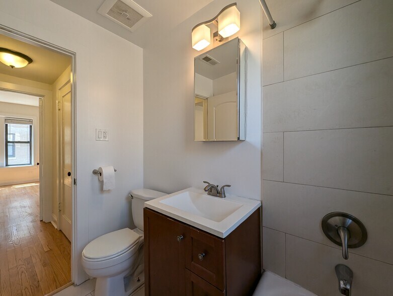 Building Photo - 4036 N Ashland Ave