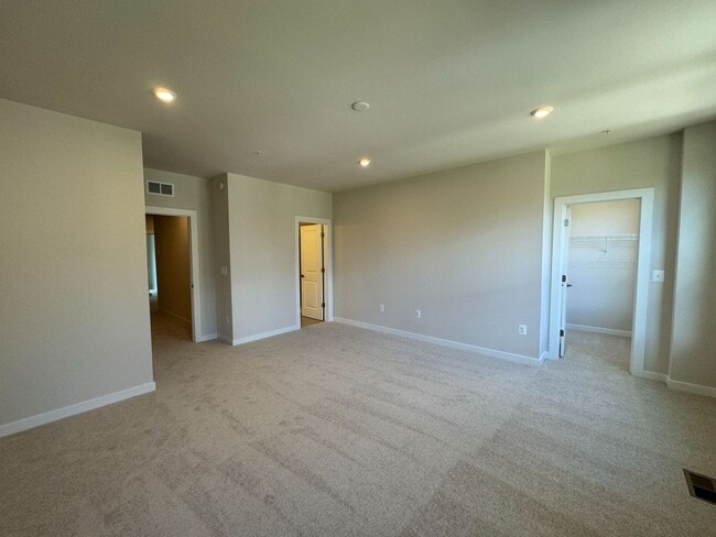 Building Photo - Brand New 3 Bed 2.5 Bath Townhouse Style C...