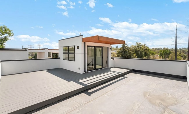 Building Photo - Modern 2 bed, 2.5 bath w/ rooftop!