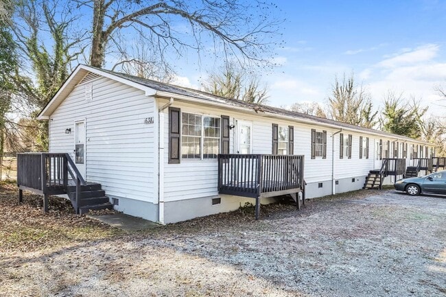 Building Photo - 638 S Elm St