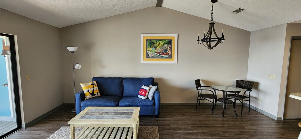 Vaulted Ceiling - 8501 N Lagoon Dr