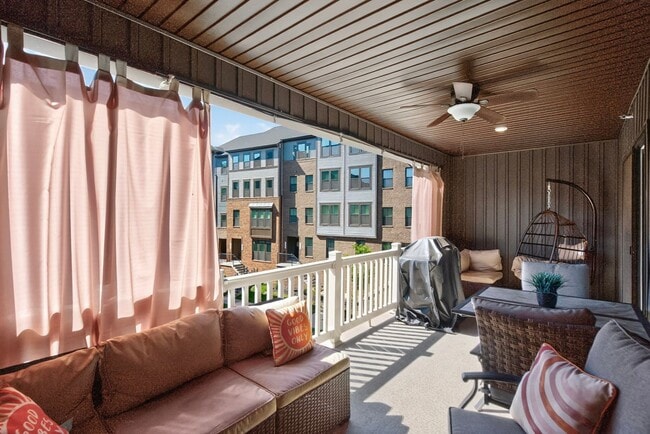 Building Photo - Luxurious 3 Bed 2.5 Bath Townhome In Beautiful Foster's Glen