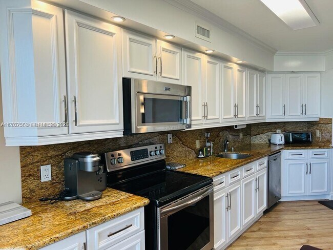 Building Photo - 3610 Yacht Club Dr