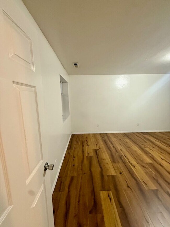 Building Photo - 3 Bedroom 2 Bathroom Pet Friendly-Belgrade