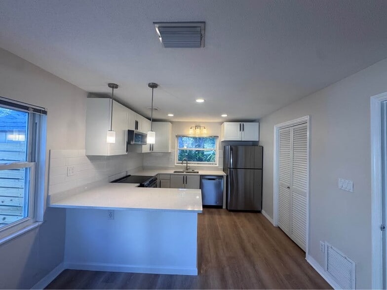 Building Photo - 5547 Kingswood Dr