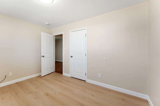 Building Photo - 160 Cathcart Ave