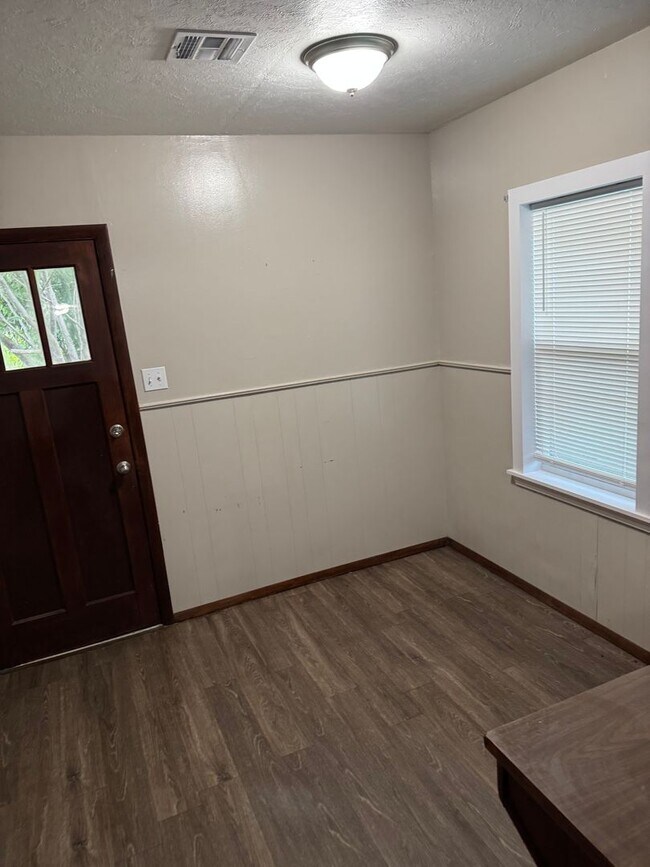 Building Photo - 3 bed 1 bath country house