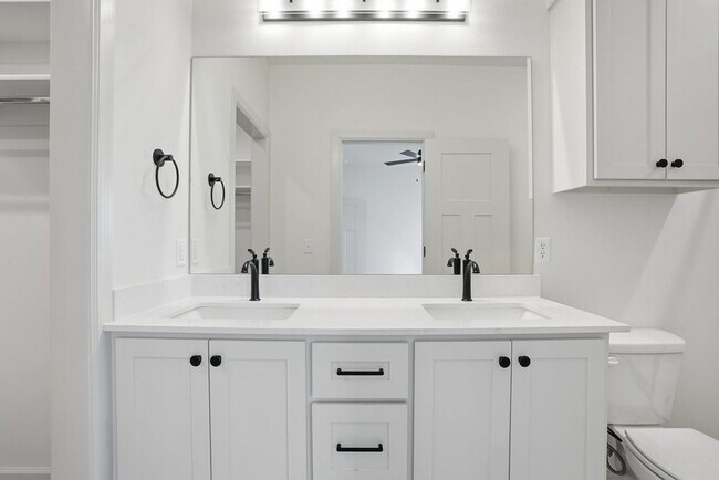 Building Photo - 3 Bed | 2 Bath Luxury Duplex