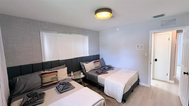 Building Photo - 433 NW 15th Way