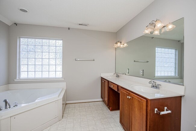 Building Photo - Beautiful Chesterfield Home Is Ready For Y...