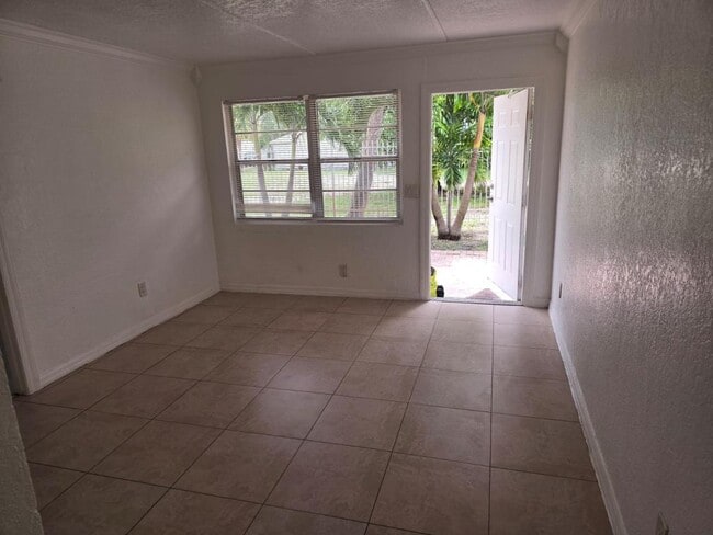 Building Photo - 906 2nd St, Apt 3, W Palm BCH