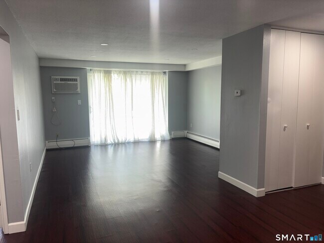 Building Photo - 106 Oakwood Ave