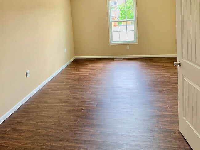 Building Photo - Duplex 2 Bedroom / 2Bath  Johnson City