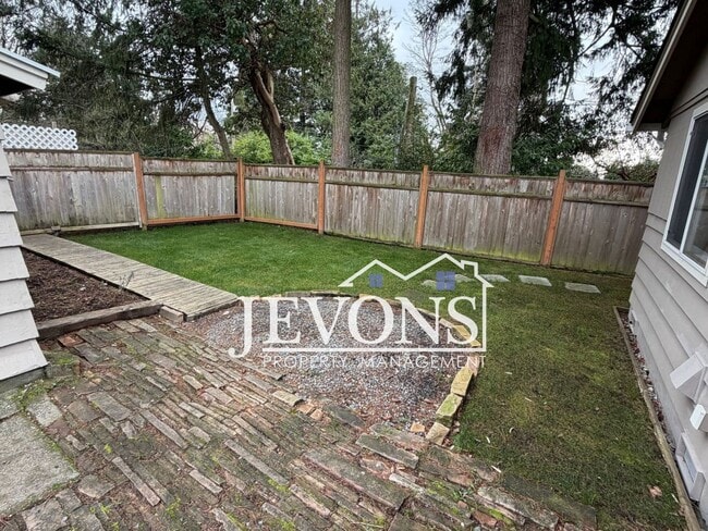 Building Photo - Spacious Single-Family Home on Elevated Corner Lot Near Seattle & Burien