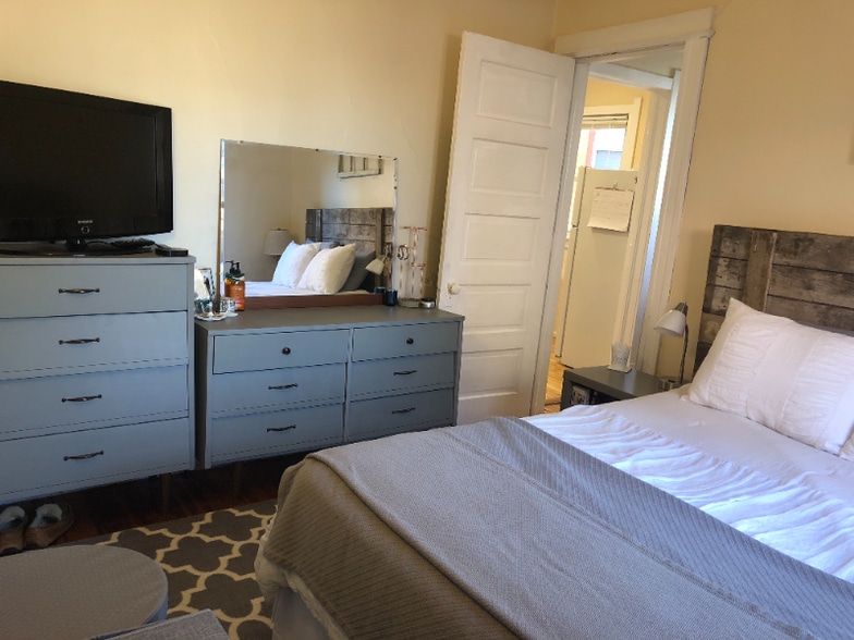 Building Photo - 143 S Hancock St