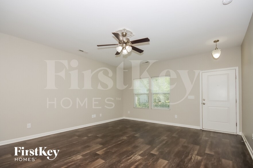 Building Photo - 905 Little Dog Ln