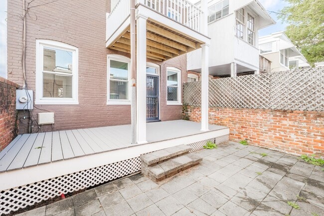 Building Photo - Classic Fan Rowhome for Lease