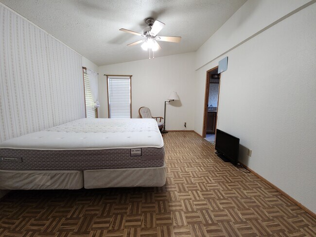 Building Photo - 8260 Sherwood Blvd