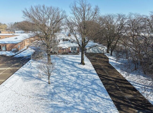 Building Photo - 705 E 9th St