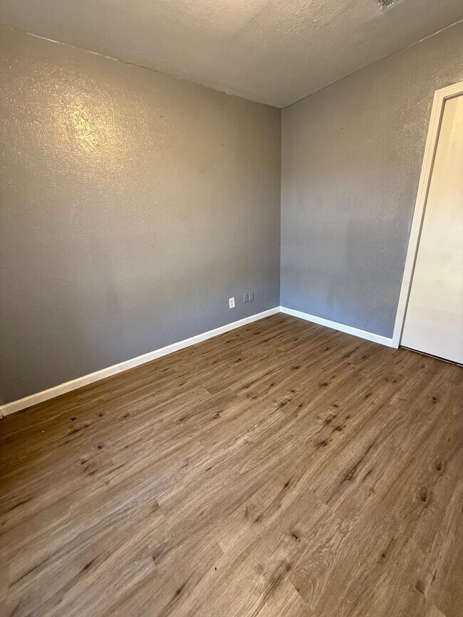 Building Photo - 202 Fir Dale