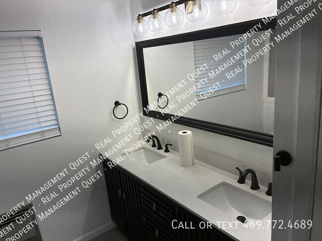 Building Photo - 1001 Crestview Dr