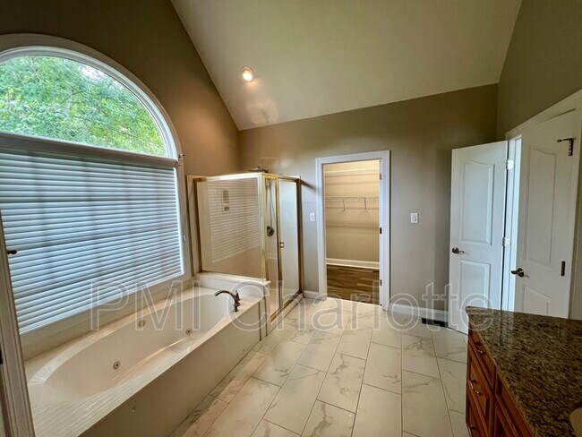 Building Photo - 4432 Shannamara Dr