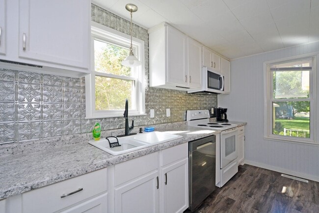 Building Photo - Beautiful 3-Bed 1.5-Bath Home in Forest La...