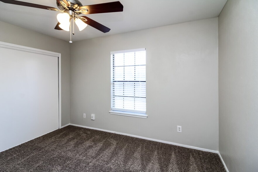 Building Photo - 131 London Ln