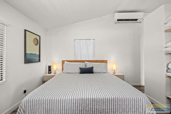 Building Photo - 105 E Marisol Dr