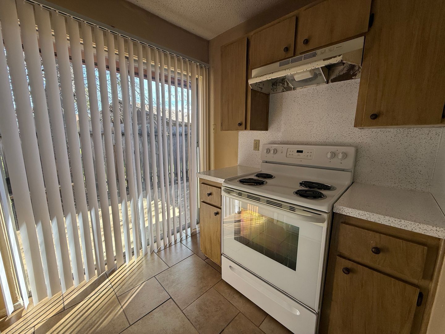 Building Photo - 2211 Cascade Dr