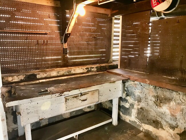 Building Photo - Punchbowl area Single family 3/1.5/1 car carport