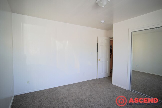 Building Photo - 528 Jackson St
